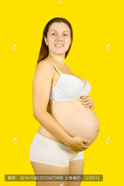 抱孕婦肚子的女人