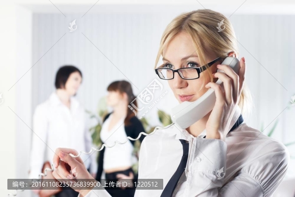 打電話的女人