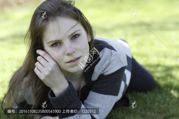 可愛的金發(fā)女孩在公園放松