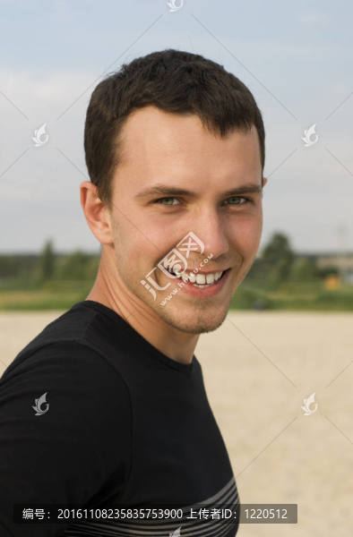 年輕英俊的男人