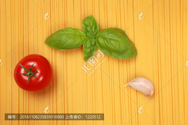 意大利面番茄；大蒜、羅勒葉