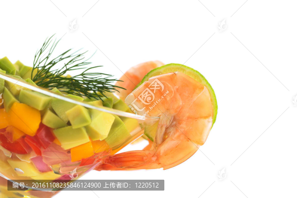 大蝦和酸橙片對(duì)含沙拉洋蔥雞尾酒杯子的邊緣；辣椒；芒果和鱷梨；配蒔蘿（選擇性聚焦；對(duì)玻璃邊第一對(duì)蝦重點(diǎn)