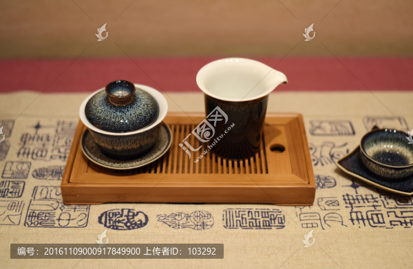 中式傳統(tǒng)風(fēng)格的茶杯