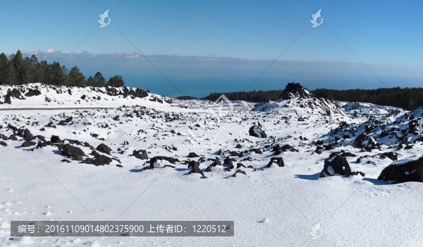 熔巖覆蓋著雪的冬天在西西里島的埃特納火山；