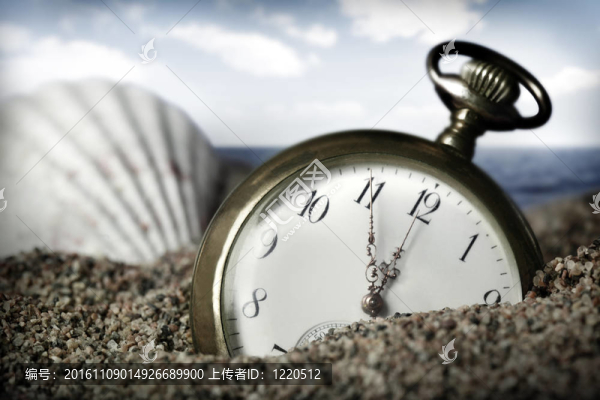 埋在沙子里的舊表表