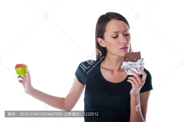 漂亮的女孩手里拿著巧克力和蘋果