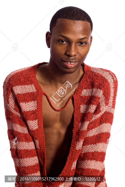 穿紅條紋毛衣的男人