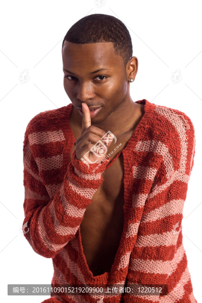 穿紅條紋毛衣的男人