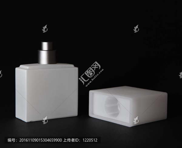 黑色背景上的香水瓶