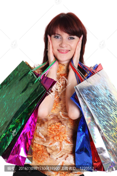 美麗的快樂女人與購物袋隔離