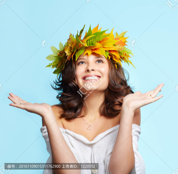 在秋天的花環(huán)的女孩