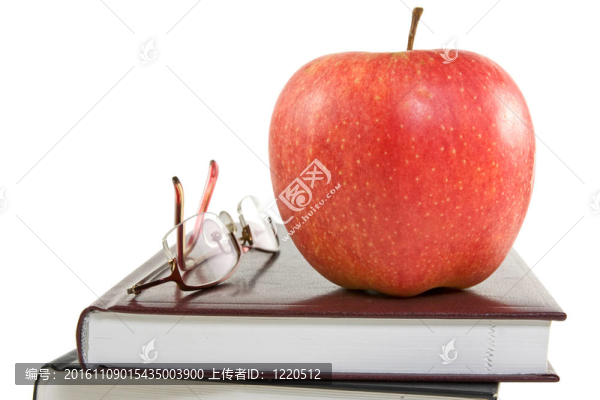 紅蘋果和眼鏡在書上