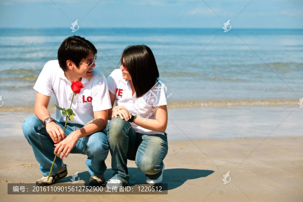 浪漫的情侶；彼此在海灘上看著眼睛