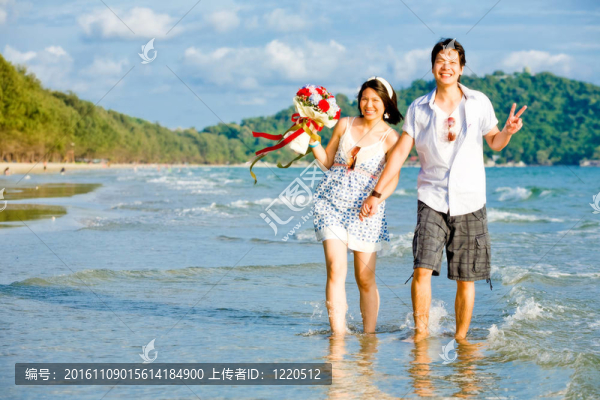夫妻攜手漫步海灘