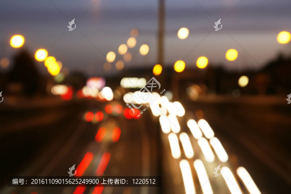 夜間運動模糊的交通燈
