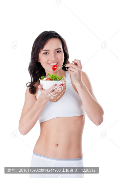 年輕女孩吃新鮮沙拉