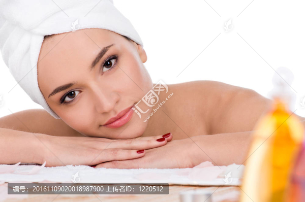 美麗的女人在水療中心