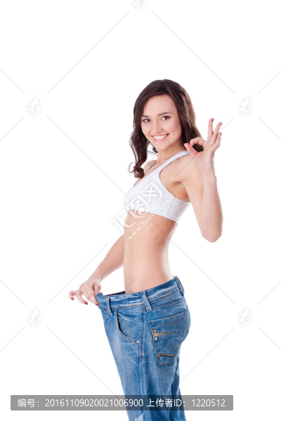 穿著大牛仔褲的苗條女人