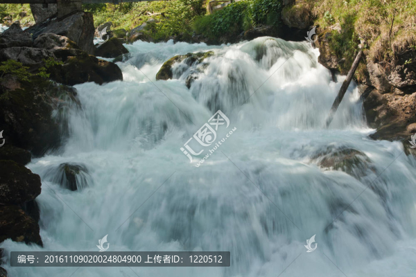 瀑布與石頭