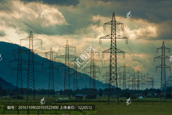 云背景上的電力塔和電纜