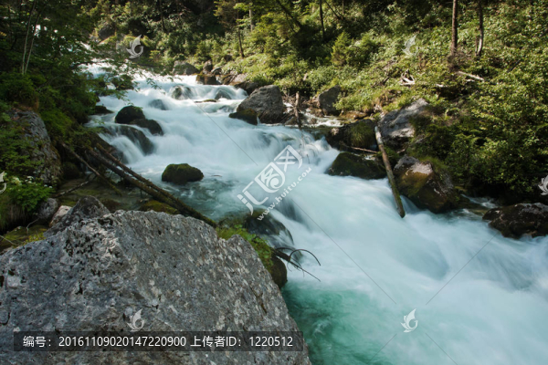 瀑布與石頭