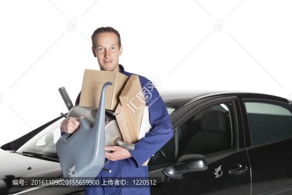 技工看著相機(jī)在工作室與汽車