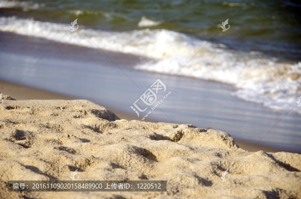 海岸上的海砂和焦點(diǎn)波。