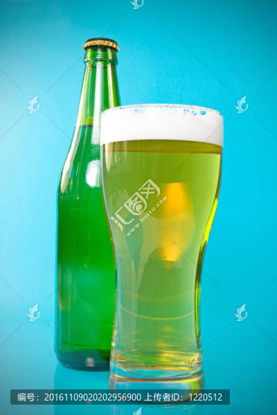 藍色背景上的啤酒