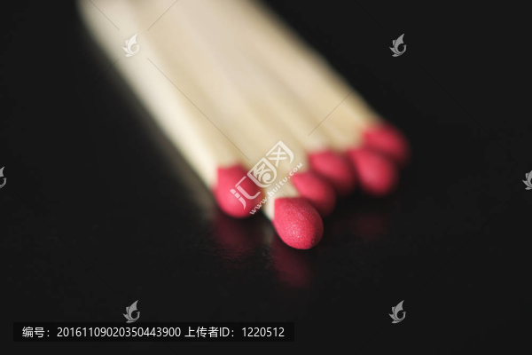 在黑色背景的一組六個木制火柴頭上的一個火柴頭.。