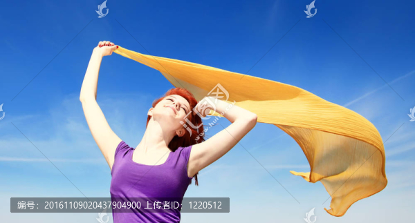年輕女子張開(kāi)雙臂在風(fēng)中留黃絲