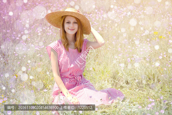 在公園美麗的紅發(fā)女孩的帽子。