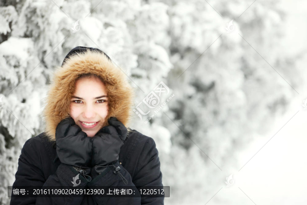可愛的女孩在寒冷的冬天