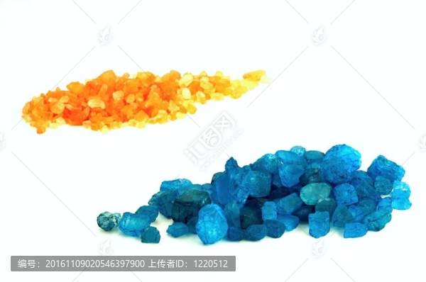白色地面上的警察鹽