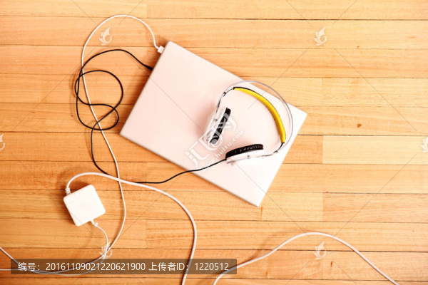 耳機和筆記本電腦