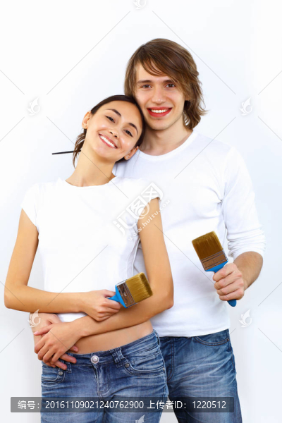 年輕夫婦一起刷油漆