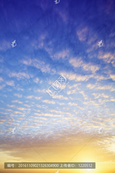 日落時(shí)分壯觀的天空。垂直拍攝。