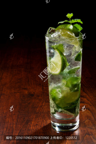 mojito雞尾酒在一個木制的桌子