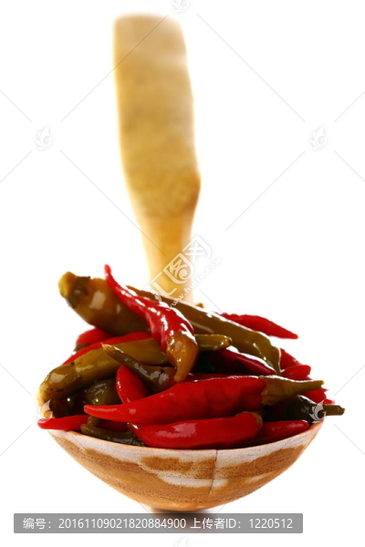 用湯匙腌制的辣椒。