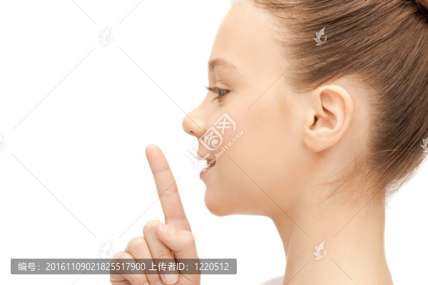 手指在嘴唇