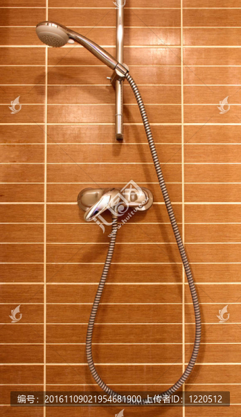 棕色墻壁上的淋浴