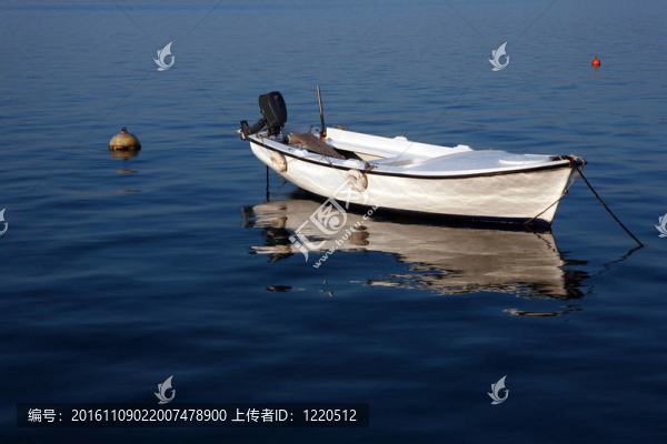 藍(lán)水上的優(yōu)雅的白色小船