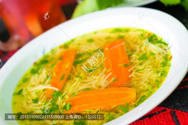 胡蘿卜和香菜的新鮮肉湯