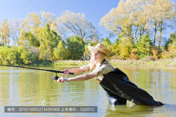 池塘里的女人
