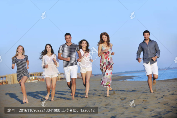 快樂的年輕人在海灘上玩得開心