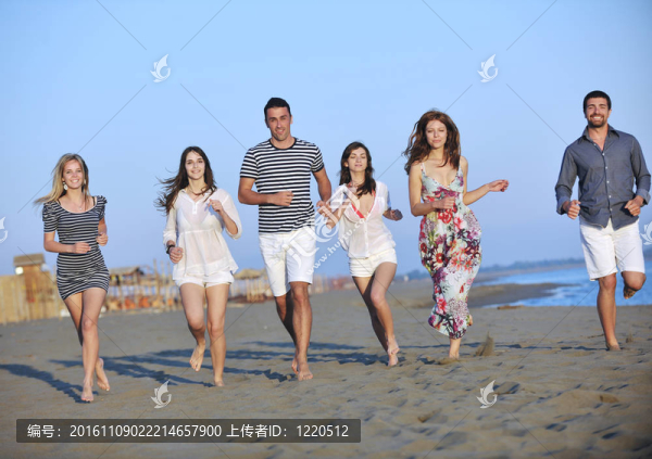 快樂的年輕人在海灘上玩得開心