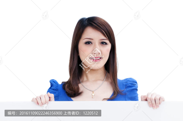 可愛的年輕女子舉行空白廣告牌