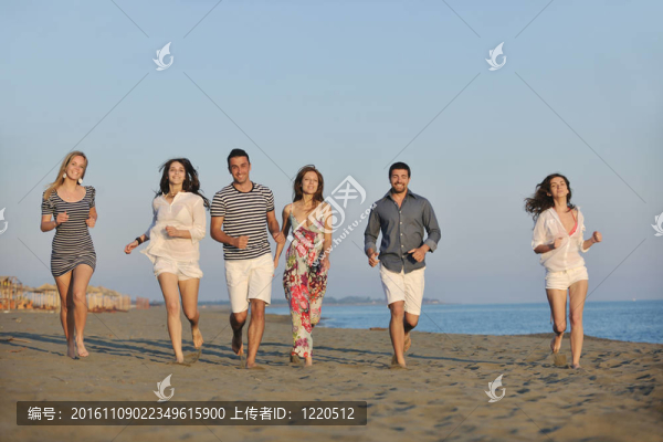 快樂的年輕人在海灘上玩得開心