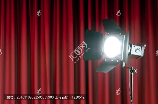 窗簾和投影機燈為你的文字與空間