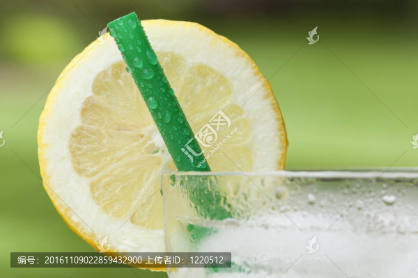 一杯冰的檸檬水