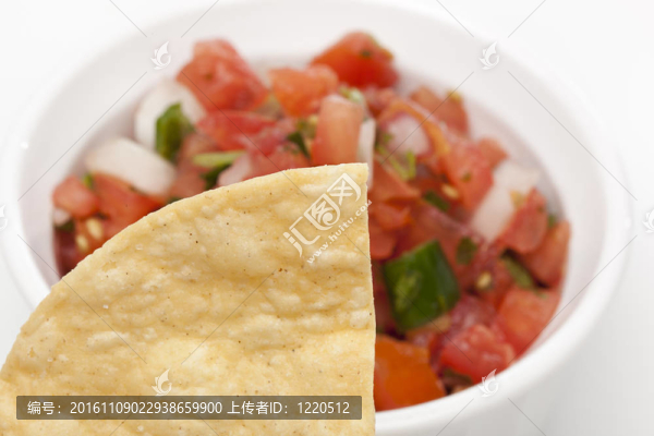 在一個(gè)碗片和新鮮的沙拉